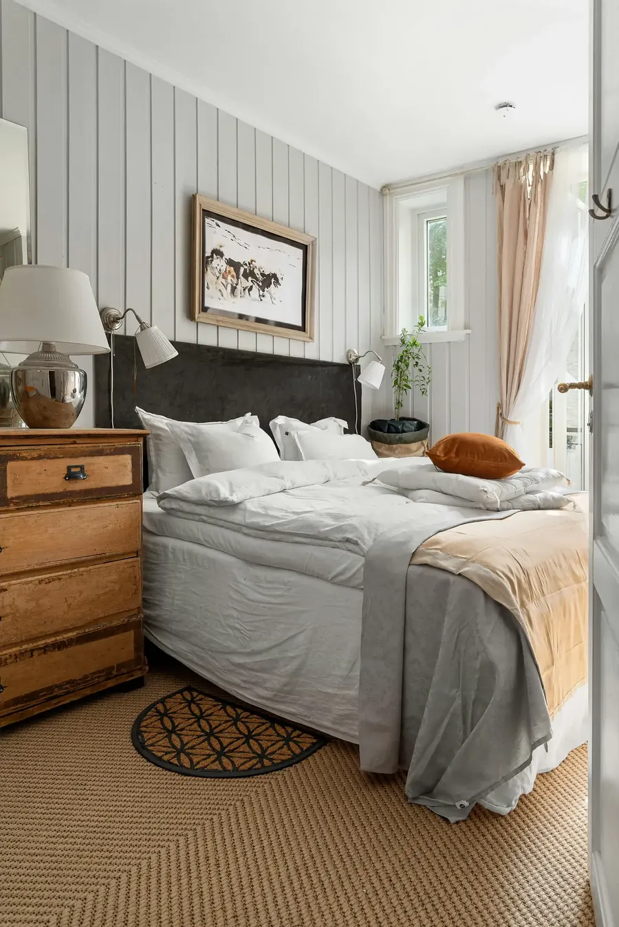 Guest-ready bedroom